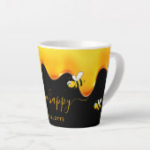 Fijne zwarte schattige hommels die honing druppele latte mok (Rechterhoek)