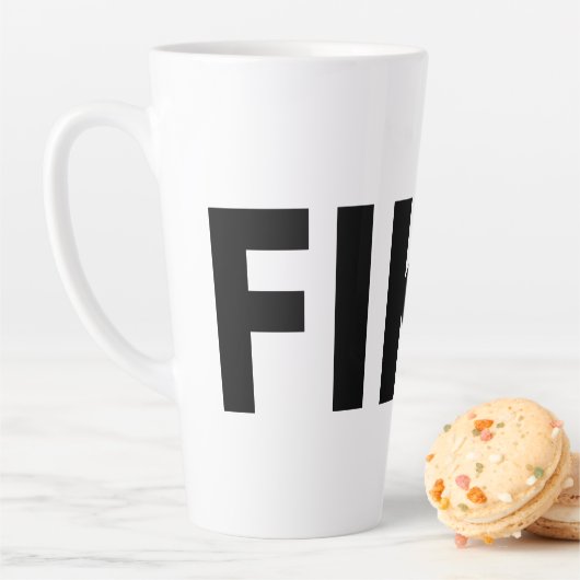FIKA Gras Mug en latte noir et blanc (En situation)