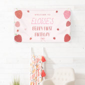 Fille 1re Berry fraise Bannière d'anniversaire (En situation)