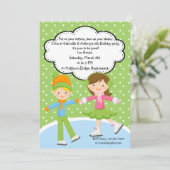 Fille adorable et invitation de patinage (Debout devant)