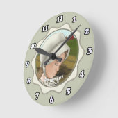 Fille Amish Portant une horloge ronde Bonnet (Angle)