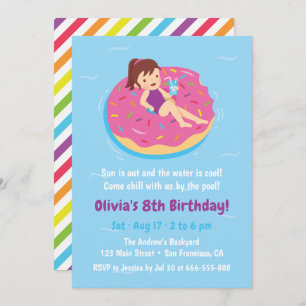 Fille aux invitations de fête d'anniversaire de