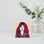 Fille avec carte d'appel de cheveux rouge violet (Debout devant)