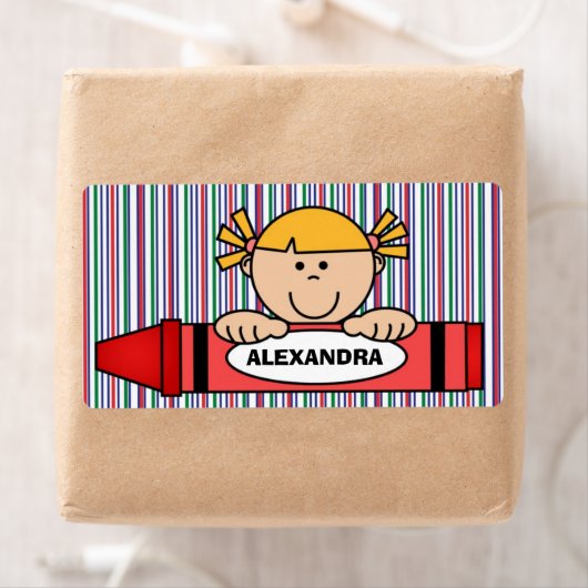 Fille avec cheveux blonds Crayon Étiquette d'appro (En situation)