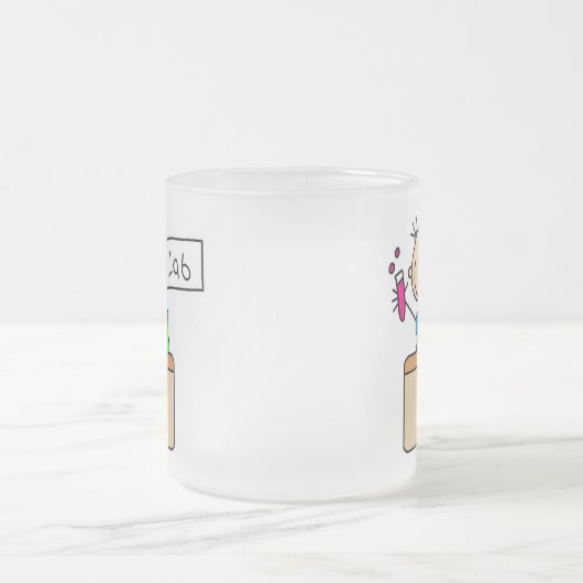 Fille avec la tasse de sac à dos (Centre)