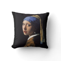 Fille avec le coussin de boucle d'oreille de perle