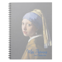 Fille avec un carnet de boucle d'oreille de perle