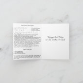 Fille Baking Cookies avec Recette Carte de Noël (Intérieur)