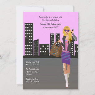 Fille Blonde de Shopping avec Invitation au Microp