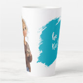 Fille Confortable dans un Mug à Café Latte avec un (Devant)