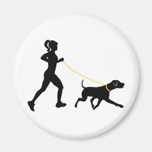 Fille courant avec son aimant de chien