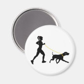 Fille courant avec son aimant pour chien (Recto/Verso)