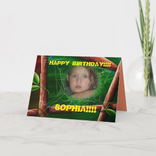 Fille d'anniversaire avec la carte de voeux en