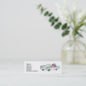 Fille dans des cartes d'un profil de convertible (Debout devant)