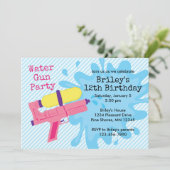 Fille d'arme à eau Invitations fête d'anniversaire (Debout devant)