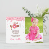 Fille de carte de remerciements de beignet de fête (Debout devant)
