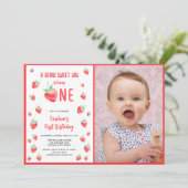 Fille de fraise Premier anniversaire Invitation ph (Debout devant)