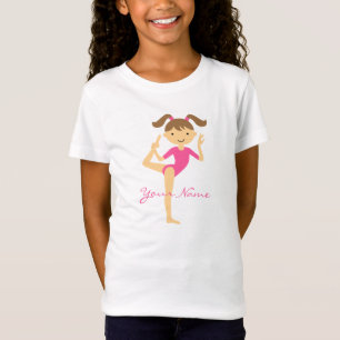 Fille de gymnastique avec T-shirt cheveux bruns