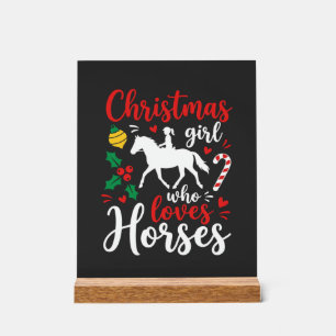 Fille de Noël qui aime les chevaux