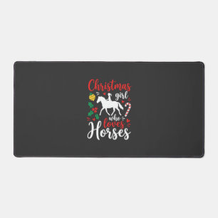 Fille de Noël qui aime les chevaux