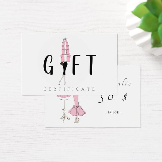 Fille en robe rose avec robe sur mannequin (Bureau)