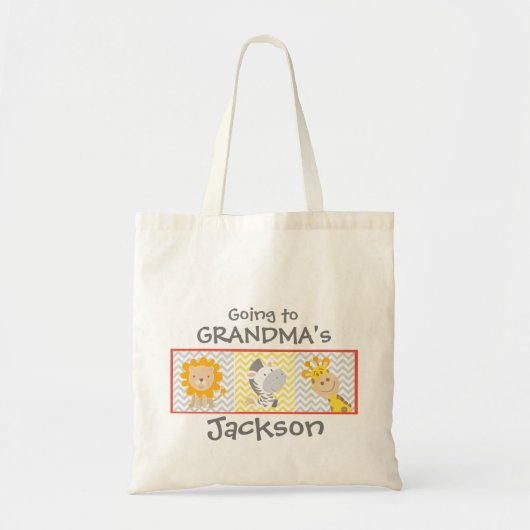 Fille et garçon allant au sac de grand-maman avec (Devant)