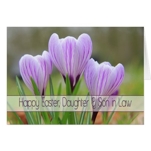 Fille et mari Joyeux crocus pourpres de Pâques (Devant horizontal)