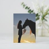 FILLE ET SA CARTE POSTALE CHEVAL (Debout devant)