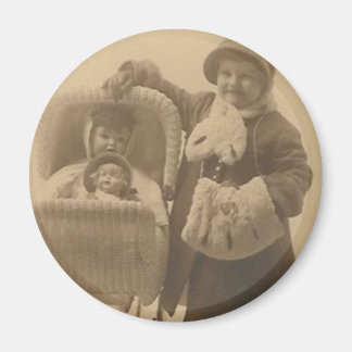 fille et son aimant de poupée