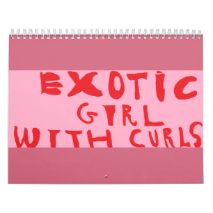 fille exotique avec le calendrier de boucles