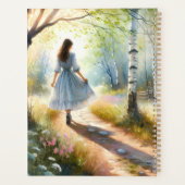 Fille Fantaisiste Dançant à Travers une Forêt de B (Dos)