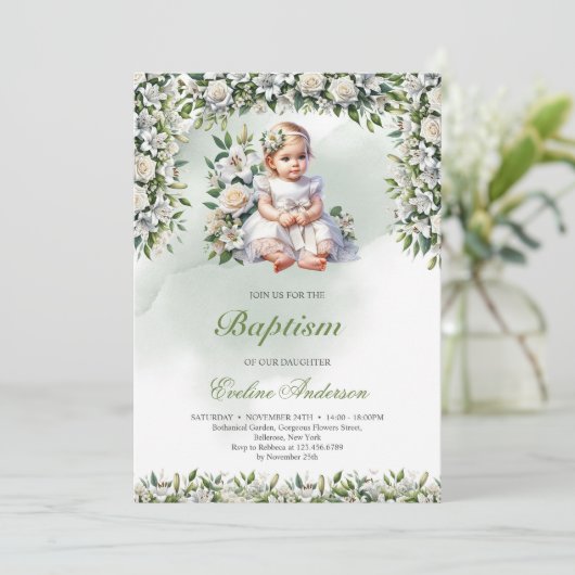 Fille florale moderne Invitation baptême (Debout devant)