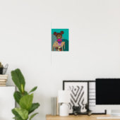 Fille heureuse regardant son affiche de semis (Bureau à domicile)