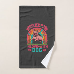 Fille juste amoureuse du chien Bouledogue français
