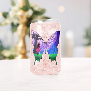 Fille la nuit en forme de papillon