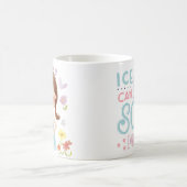 Fille mignonne avec Mug de crème glacée (Centre)