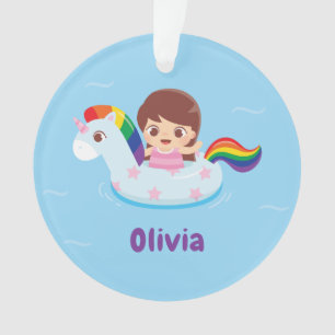 Fille mignonne dans un flotteur de piscine licorne