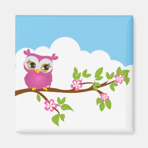 Fille mignonne de hibou sur un aimant de branche