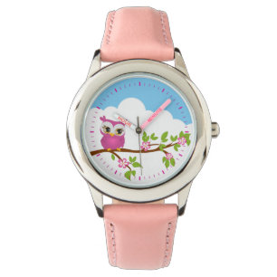 Fille mignonne de hibou sur une montre de branche