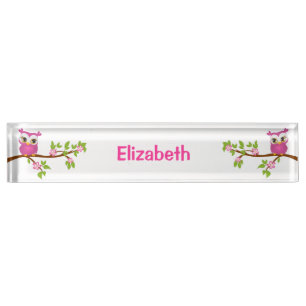 Fille mignonne de hibou sur une plaque