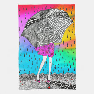 Fille mignonne et colorée dans la serviette de