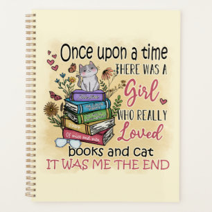 Fille qui aime les livres et les chats