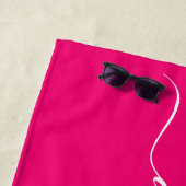 Fille rose chaud nom de la serviette de plage (En situation)