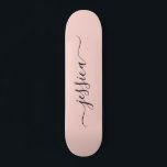 Fille rose vif élégant nom de script skateboard<br><div class="desc">Patinage de fille avec un design arrière - plan rose vif et un élégant script écrit à la main. Personnalisez avec votre nom.</div>