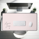 Fille Signature Script mignon Monogramme rose<br><div class="desc">Le Desk Mat est doté d'un duo de polices de calligraphie moderne et d'une police serif élégante.</div>