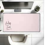 Fille Signature Script Monogramme rose<br><div class="desc">Découvrez simplicité et élégance sur votre espace de travail avec notre tapis de bureau personnalisé. Conçu dans un esprit esthétique minimaliste, ce tapis est l'exemple du luxe sobre. Au coeur se trouve la pièce maîtresse - votre nom, exquis dans un style signature script, ajoutant une touche de sophistication personnelle à...</div>