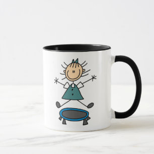 Fille sur la tasse de trempoline