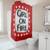 Fille Sur Le Rideau De Douche À Feu (En situation)