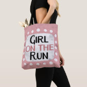 Fille Sur Le Sac fourre-tout De Course (De près)