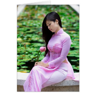 Fille tenant du lotus à la fontaine